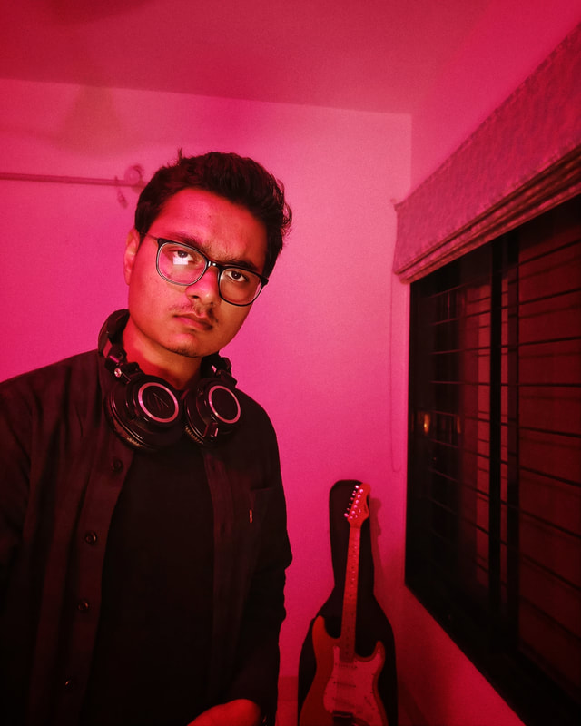 Frozn Colors - Official Site

Frozn Colors in his room with his Audio Technica M50x studio headphones in red lighting.