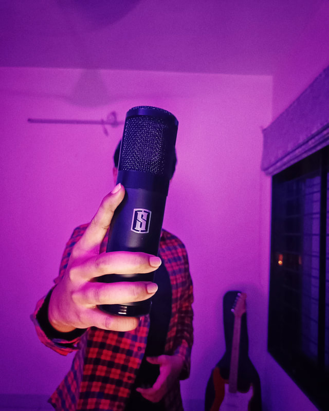 Frozn Colors - Official Site

Frozn Colors is showing his Slate Digital VMS ML-1 microphone in his room in purple lighting.