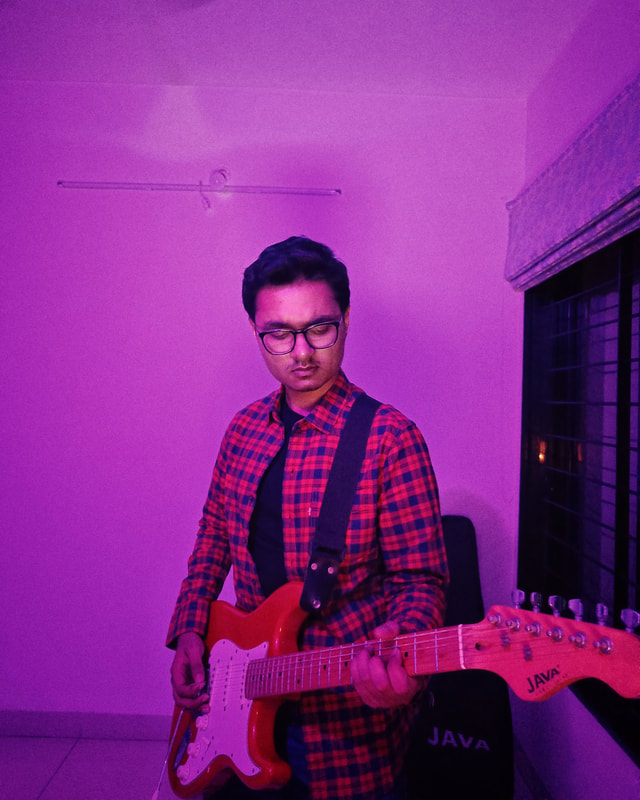 Frozn Colors - Official Site

Frozn Colors with his guitar in purple lighting.